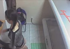 Nachdem der Mann diese japanische Davalka herausgerissen hatte, steckte er ihr den die geilsten pornofilme Penis wieder in den Mund und beendete nach dem nächsten unbeherrschten Saugen, indem er ihren Schlitz bis zum Rand mit seinem warmen Sperma füllte