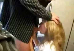 Junge Studenten haben pornofilme mit alten Spaß in einer Jugendherberge