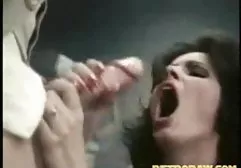 Die sexy gealterte Blondine zieht sich sexfilme nylon wunderschön aus