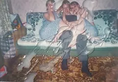 Der Ehemann steckte die Finger kostenlose pornofilme von reifen frauen in seine geliebte Muschi