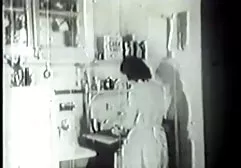 Junge Schlampe tanzt Striptease bei einem schlanke geile weiber Konzert