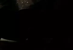 Die 19-jährige kostenlose pornofilme reifer frauen Blondine streichelt sich vor der Webcam