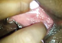 Teenie Nicole spielt leidenschaftlich mit sexfilme gratis mit reifen frauen ihren Nippeln