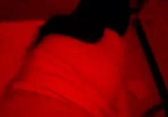 Im Garten streichelt Pussy Lisa pinkelt auf dem Rasen super sexfilme