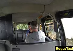 Die Blondine hat gleich zwei Schwänze in geile sexfilm ihren Löchern