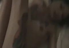 Hure auf beste fickfilme einer Matratze fickt sich mit Gemüse