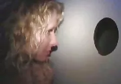 Mädchen ohne geile milf filme BH reitet einen Kreis