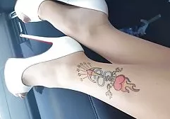 Dude fickt eine aufgeregte Schlampe und hebt ganz pornofilme in dessous nah ab