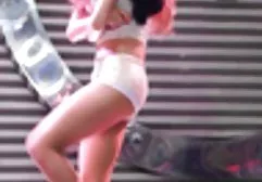 Ein Mann lutscht einen gratis sexfilme reife frauen Sauger mit einem Kinderspielzeug und eine verdorbene Frau fickt ihn mit einem Strapon