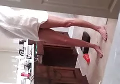 Die reife Besitzerin eines alten Herrenhauses erhält ein paar sehr angesehene Paprikaschoten, die ihr so geile deutsche filme ​​charmant erschienen, dass sich die Schlampe, ohne lange darüber nachzudenken, bereitwillig in einem glamourös eingerichteten Raum aufgab