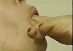 Blonde Krankenschwester fickt hübsch in schöne geile sexfilme Latexhandschuhen und Strümpfen
