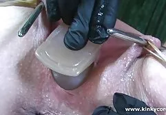 Puffy Fick mit geile milf filme einem Mann in einem schwarzen Hut