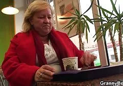 Die junge Latina mit den molligen sexfilme in dessous Lippen streichelt ihre Muschi auf dem Bett
