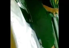 Blondine in schwarzer erotischer Wäsche fingert ihre süße, feuchte Muschi auf die geilsten pornofilme der Couch