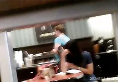 Neger fingert sexfilme in dessous seinen Schwanz im Büro
