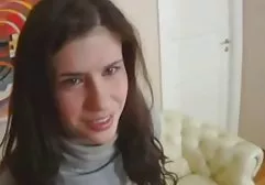 Sobald die Herrin ihren gehorsamen Sklaven nicht mehr demütigt. Zuerst leckt die Sklavin die Beine ihrer Herrin. Dann legt gratis milf sexfilme die Herrin dem Mädchen einen Knebel auf, umwickelt es mit Klebeband, bindet Hände und Füße in einer strengen festen Position
