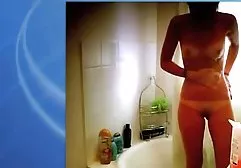 Geck fickt eine Hure in sexfilme dicke seiner Küche und spritzt in ihren Mund