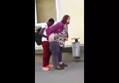 Bitch steigt kostenlose pornos geil die Treppe hinauf und zeigt ihre Brötchen