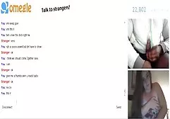 Das Mädchen hatte zum ersten Mal Schmerzen und gab sich in den milf sexfilm Arsch