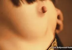 Die Schlampe sitzt auf einem geile sexfilme gratis Stuhl und hat eine Tasche auf dem Kopf